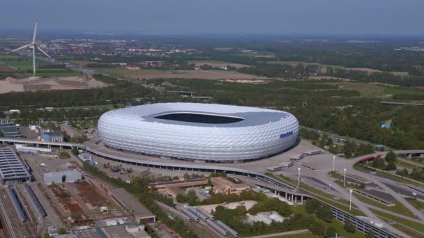 バイエルン ミュンヘン アリーナスタジアム代表サッカーチーム ドイツ 夏の晴れた青空23日 ドローンは4K以上の映画映像から映像を撮影した — ストック動画