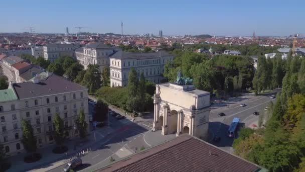 胜利之门城市慕尼黑德国巴伐利亚 夏日阳光灿烂的蓝天23 全景环绕无人侦察机4K的电影胶片 — 图库视频影像
