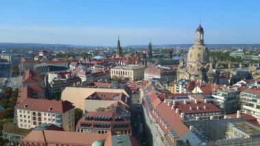 Dresden Kadın Kilisesi Frauenkirche şehri Almanya, yaz güneşli mavi gökyüzü, 23. İHA, 4k 'ın üstündeki sinemadan görüntü aldı.