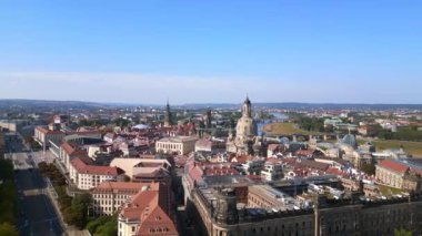 Dresden Kadınlar Kilisesi Frauenkirche şehri Almanya, yaz güneşli mavi gökyüzü gün 23. Hız rampası Hiperlapse hareketli zaman aşımı 4k sinematik çekim