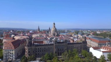 Dresden Kadın Kilisesi Frauenkirche şehri Almanya, yaz güneşli mavi gökyüzü 23. Geniş yörünge görüntüsü İHA 4K sinematik görüntü