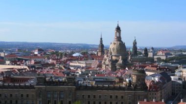 Dresden Kadın Kilisesi Frauenkirche şehri Almanya, yaz güneşli mavi gökyüzü gün 23. Panorama hava aracı 4k sinematik görüntü