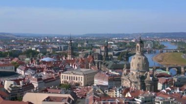 Dresden Kadın Kilisesi Frauenkirche şehri Almanya, yaz güneşli mavi gökyüzü gün 23. Panorama İnsansız Hava Aracı 4k sinematik görüntüler