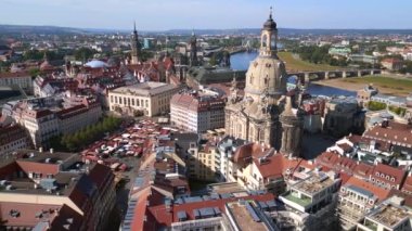 Dresden Kadın Kilisesi Frauenkirche şehri Almanya, yaz güneşli mavi gökyüzü gün 23. Panorama İnsansız Hava Aracı 4k sinematik görüntüler