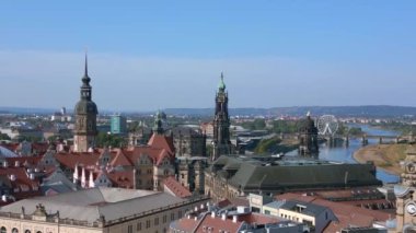 Dresden Kadın Kilisesi Frauenkirche şehri Almanya, yaz güneşli mavi gökyüzü, 23. Hava aracı 4k sinemasını çok yakından geçiyor.