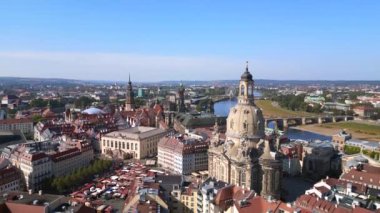 Dresden Kadın Kilisesi Frauenkirche şehri Almanya, yaz güneşli mavi gökyüzü gün 23. Panorama İnsansız Hava Aracı 4k sinematik görüntüler