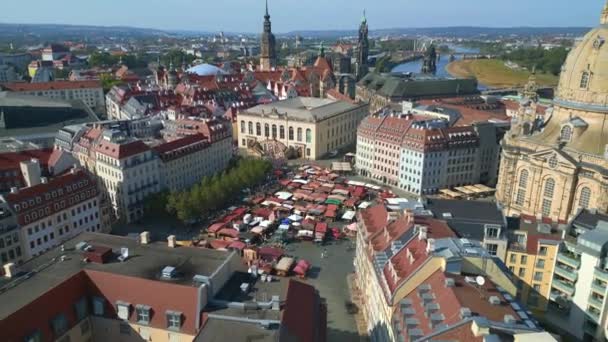 ドレスデン 女性教会 ドイツ 夏の晴れた青い空の日 ドローン 上のビュー 映画映像 — ストック動画