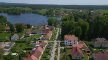 2023 yazında, Czech Cumhuriyeti 'nin Chlum köyündeki tepedeki kilise. 4K uhd sinematik çekim.