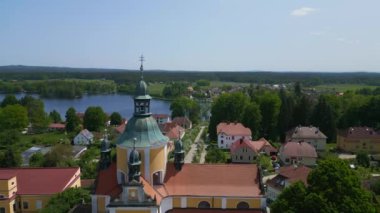 Czech Cumhuriyeti Avrupa 'nın Chlum köyündeki tepedeki kilise, 2023 yazında çok yakın bir uçuş uçağı 4K... sinematik görüntüler..