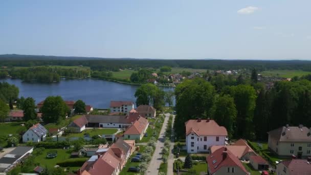 チェコ共和国の村の丘の上の教会ヨーロッパ 20の夏の日非常に近い通過飛行ドローン4K Hud映画の映像 — ストック動画