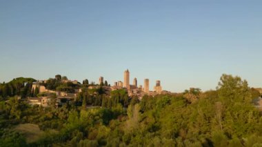 Duvarları ortaçağ tepe kulesi Toskana şehri San Gimignano. panorama yörüngesi drone 4k sinematik