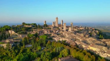 Duvarları ortaçağ tepe kulesi Toskana şehri San Gimignano. panorama yörüngesi drone 4k sinematik