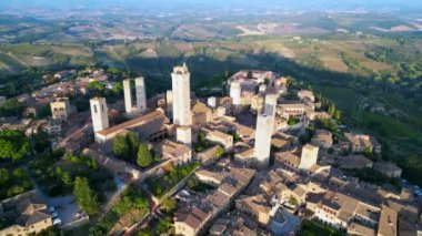 Duvarları ortaçağ tepe kulesi Toskana şehri San Gimignano. İHA 4k cinematik alçalıyor