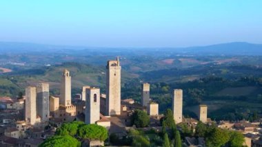 Duvarları ortaçağ tepe kulesi Toskana şehri San Gimignano. İHA 'nın üzerinden uçarken 4k sinematik...