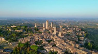 Duvarları ortaçağ tepe kulesi Toskana şehri San Gimignano. panorama genel bakış İHA 4k sinematik