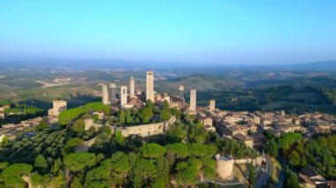 Duvarları ortaçağ tepe kulesi Toskana şehri San Gimignano. İHA 'nın üzerinden uçarken 4k sinematik...