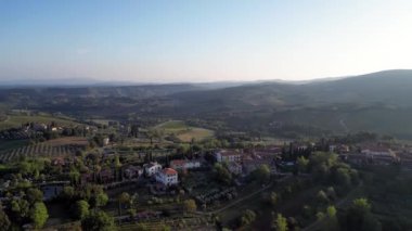 Duvarları ortaçağ tepe kulesi Toskana şehri San Gimignano. sağ drone 4k sinematiğe döndür