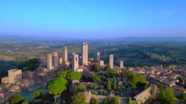 Duvarları ortaçağ tepe kulesi Toskana şehri San Gimignano. panorama genel bakış İHA 4k sinematik