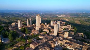 Duvarları ortaçağ tepe kulesi Toskana şehri San Gimignano. panorama yörüngesi drone 4k sinematik