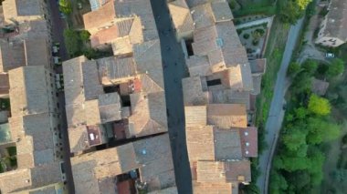 Duvarları ortaçağ tepe kulesi Toskana şehri San Gimignano. Drone 4k sinematikleştirin