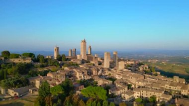 Duvarları ortaçağ tepe kulesi Toskana şehri San Gimignano. İHA 'nın üzerinden uçarken 4k sinematik...