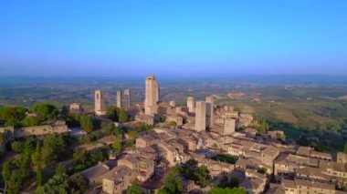Duvarları ortaçağ tepe kulesi Toskana şehri San Gimignano. Geniş yörünge genel bakış İHA 4k sinematik