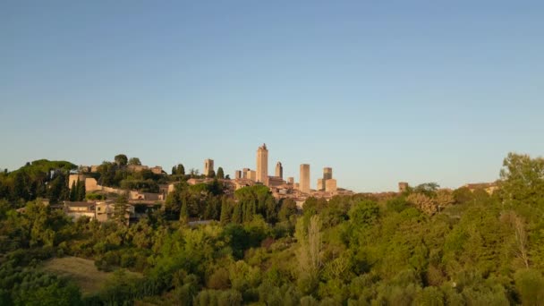 Ommuurde Middeleeuwse Heuveltoren Stad Toscane Italië San Gimignano Dalende Drone — Stockvideo