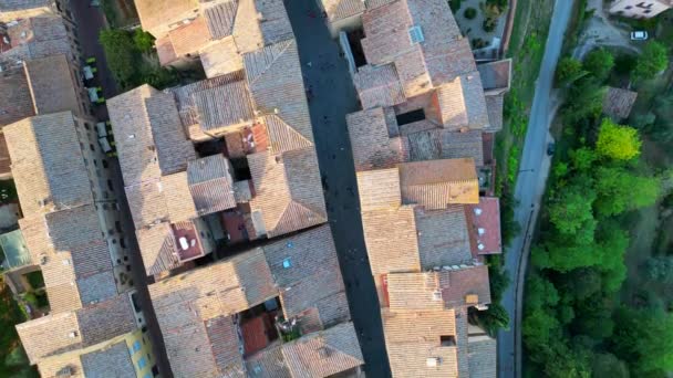 中世纪城墙山塔镇托斯卡纳意大利圣吉米尼亚诺 垂直鸟瞰无人机4K电影 — 图库视频影像