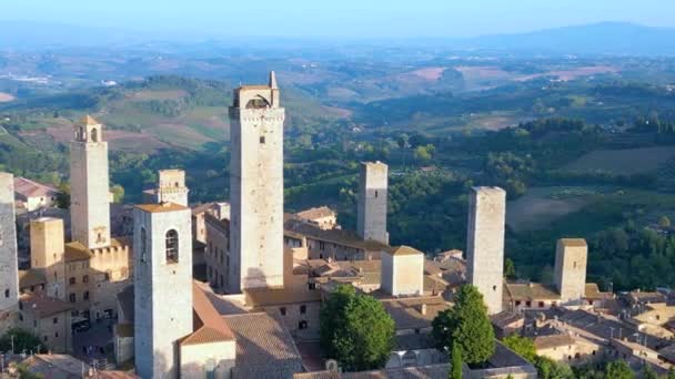 中世纪城墙山塔镇托斯卡纳意大利圣吉米尼亚诺 飞反向无人机4K电影胶片 — 图库视频影像