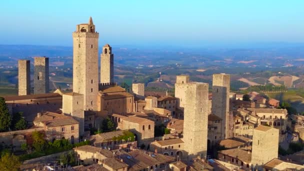 中世纪城墙山塔镇托斯卡纳意大利圣吉米尼亚诺 飞反向无人机4K电影胶片 — 图库视频影像