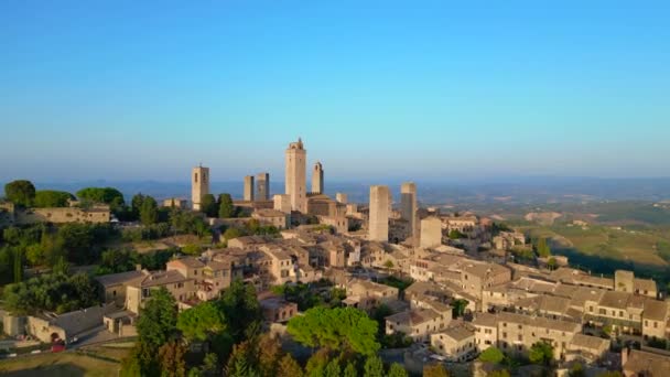 Ommuurde Middeleeuwse Heuveltoren Stad Toscane Italië San Gimignano Overflight Flyover — Stockvideo