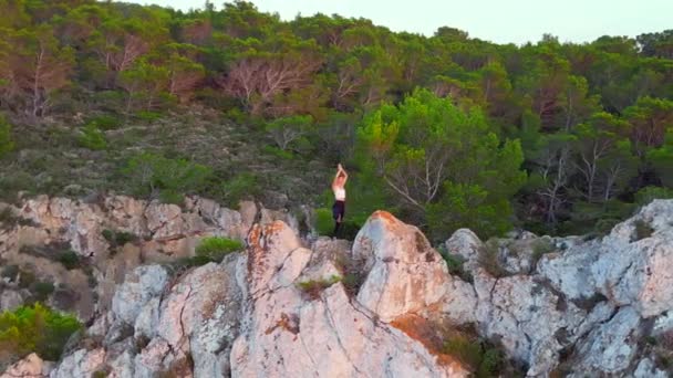 Ibiza Cliff Joga Modelka Dziewczyna Zachód Słońca Wieczór Szeroki Przegląd — Wideo stockowe
