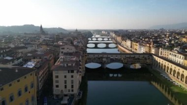 Ortaçağ köprü kasabası Florence River Arno Toskana İtalya. boom sağ drone 4k sinemasına kayıyor