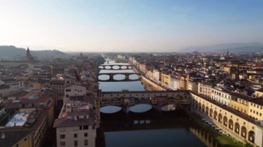 Ortaçağ köprü kasabası Florence River Arno Toskana İtalya. panorama genel bakış İHA 4k sinematik