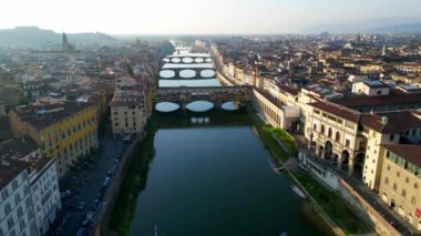 Ortaçağ köprü kasabası Florence River Arno Toskana İtalya. Yukarıdan aşağıya uçan drone 4k sinematik-