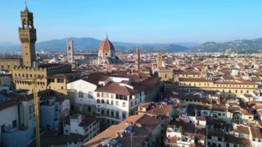 Şehir Katedrali Ortaçağ kasabası Floransa Toskana İtalya. Ters İHA 4k sinematikle uç