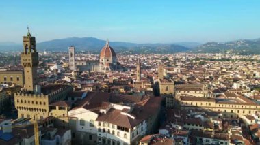 Şehir Katedrali Ortaçağ kasabası Floransa Toskana İtalya. İHA 4k cinematik alçalıyor