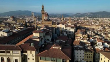 Şehir Katedrali Ortaçağ kasabası Floransa Toskana İtalya. Artan İHA 4k Sinematik