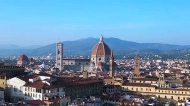 Şehir Katedrali Ortaçağ kasabası Floransa Toskana İtalya. panorama yörüngesi drone 4k sinematik