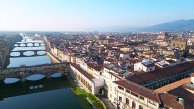 Ortaçağ köprü kasabası Florence River Arno Toskana İtalya. sağ drone 4k sinematiğe döndür