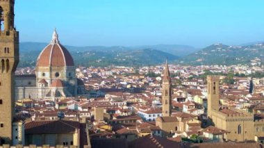 Şehir Katedrali Ortaçağ kasabası Floransa Toskana İtalya. 4k sinematikle çok yakından geçen bir insansız uçak.