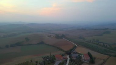 Podere Belvedere House sisli sabah mediterran kırsal huzurlu Toskana İtalya çevresi. Hız rampası Hiperlapse hızlandırılmış zaman aşımı 4k sinematikName