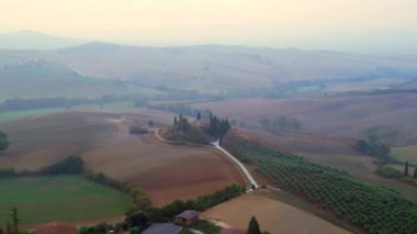 Podere Belvedere House sisli sabah mediterran kırsal huzurlu Toskana İtalya çevresi. Artan İHA 4k Sinematik