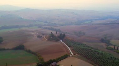 Podere Belvedere House sisli sabah mediterran kırsal huzurlu Toskana İtalya çevresi. İHA 'nın üzerinden uçarken 4k sinematik...