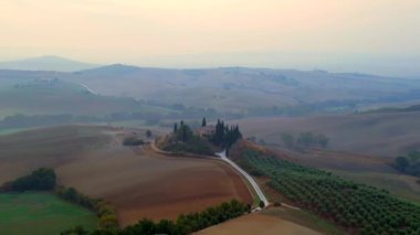 Podere Belvedere House sisli sabah mediterran kırsal huzurlu Toskana İtalya çevresi. İHA 4K sinemasını bırak
