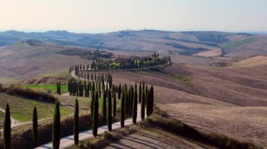 İtalya Cypress Yolu, Toskana kırsal kesimi. Artan İHA 4k Sinematik