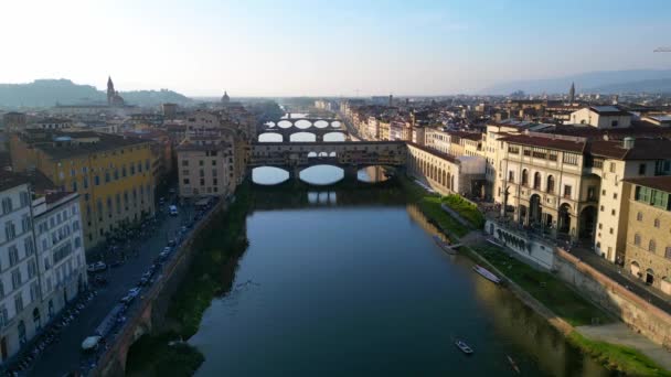 Средневековый Мост Города Флоренция Реки Арно Тоскана Италии Панорамный Обзор — стоковое видео