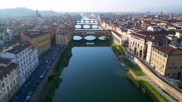 Ciudad Puente Medieval Florencia Río Arno Toscana Italia Empuje Mosca — Vídeo de stock