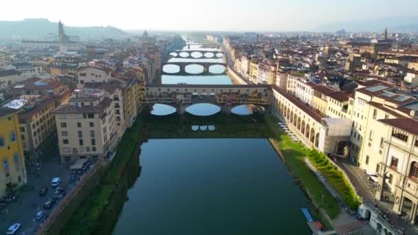 Ciudad Puente Medieval Florencia Río Arno Toscana Italia Dron Descendente — Vídeo de stock