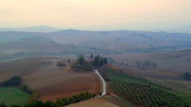 Podere Belvedere House sisli sabah mediterran kırsal huzurlu Toskana İtalya çevresi. panorama yörüngesi drone 4k sinematik